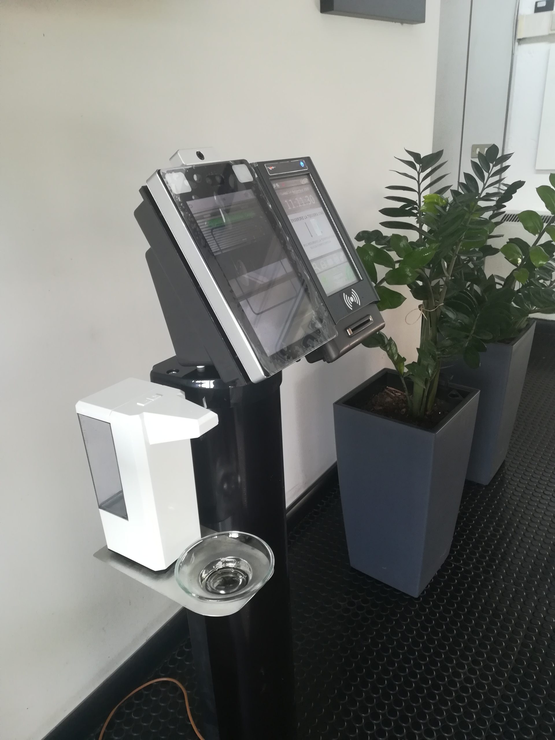 Termoscanner e igienizzante mani